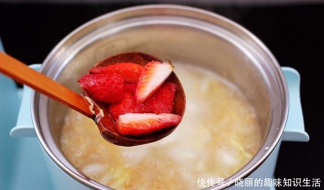 百合草莓酒|这种汤羹没有奶茶贵,却比饮料奶茶好,5元煮一锅,解秋燥还养颜