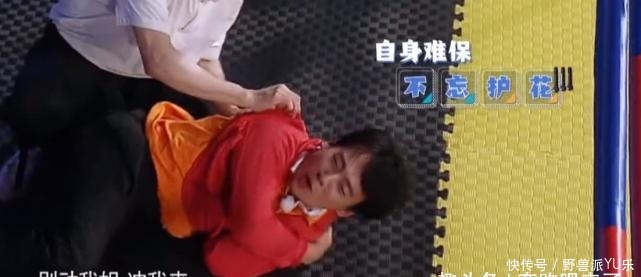 领口|李沁发现领口太大,被男嘉宾围着时救场方式堪比教科书,难怪会火