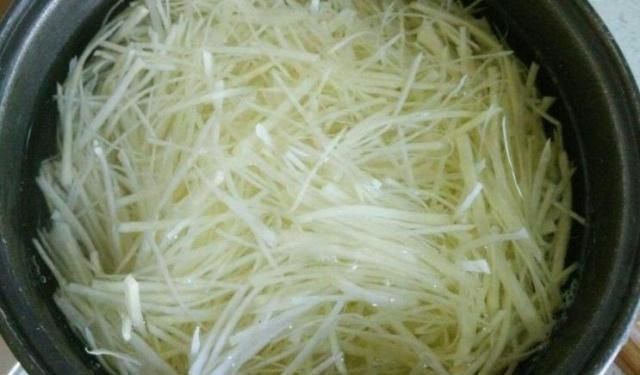 韭菜|春季这菜要多吃,搭配土豆丝炒,味道好又特别下饭