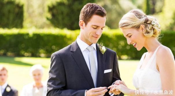 西装的男士|“高颜值岳父”走红，新娘父亲被误认为新郎，新娘：这是我亲爸