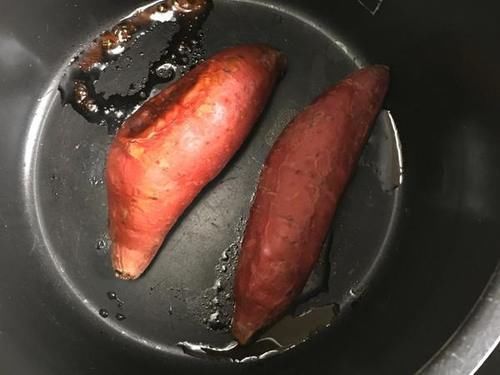 好吃|将一堆红薯扔进电饭煲,不加一滴水,不用烤箱,出锅比烤的还好吃