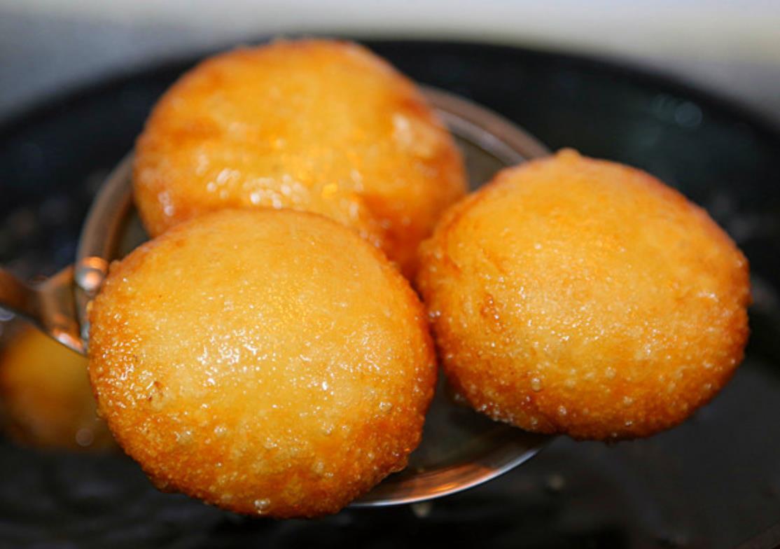  外酥|做炸糖糕，掌握2个技巧，不开裂不漏糖，外酥里软，个个空心