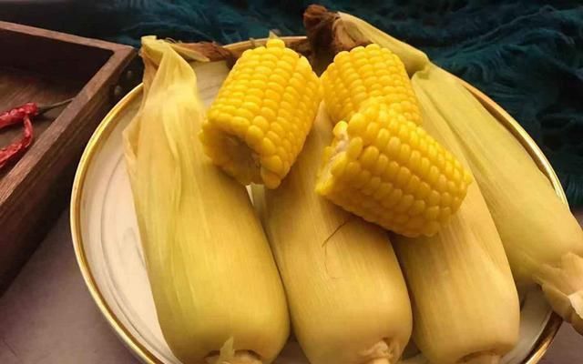  东西|煮玉米时，只放清水是错的多加2样东西，玉米软糯香甜，收藏了
