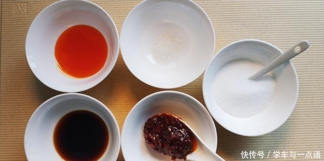 锅内加入|干豆腐不是只能凉拌吃,这样做更诱人,香辣入味,比吃肉过瘾