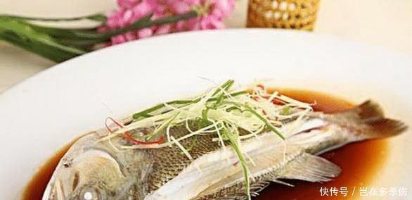 关键|清蒸鲈鱼时，这一步很关键，否则，蒸出的鲈鱼不滑嫩！
