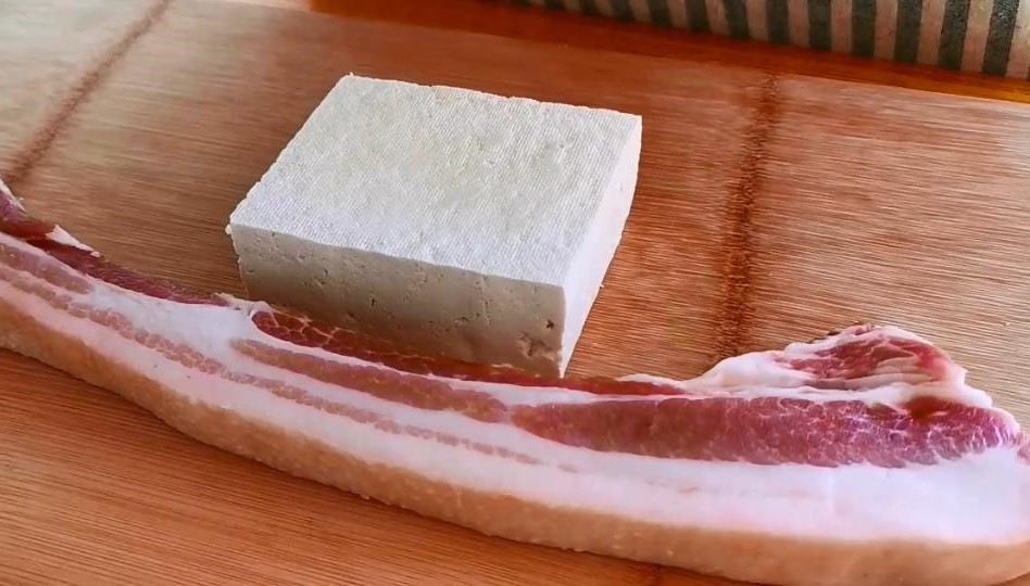 红烧|五花肉不用红烧,教你秘制新吃法,不加油不加水,浓浓酱香味