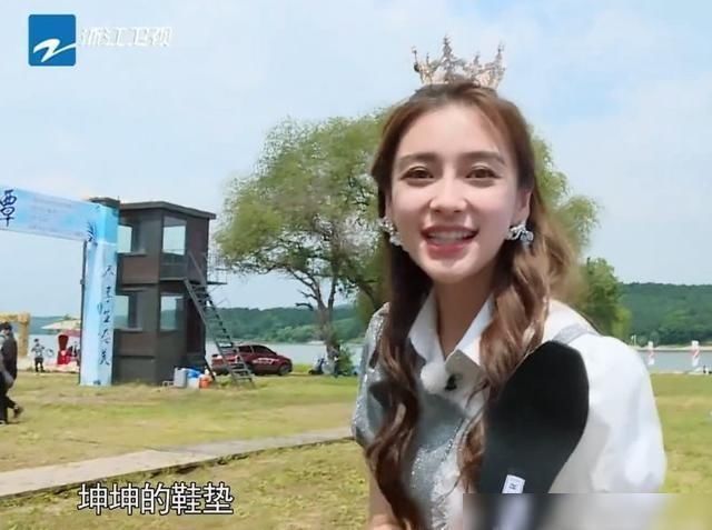 跑男|杨颖的新手机壳火了,看清它背后的图案后,原来你是这样的baby