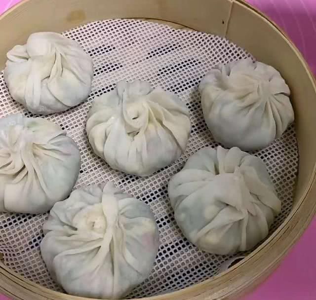  剩的|剩的饺子皮不要扔，做成包子，一擀一包真省事，皮薄馅大真好吃
