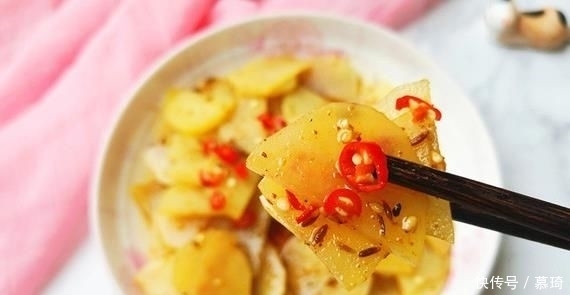  即可|夏天懒人的必备菜，凉拌土豆片，脆嫩爽口，辛辣可口，2分钟即可学会