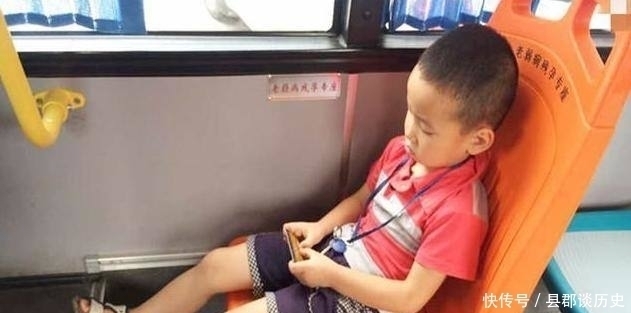 别人|“起开，没看我是老人吗”，80岁大爷逼孩子让座，妈妈做法太赞了