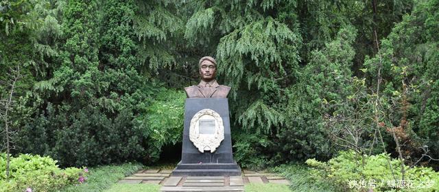 歹徒|25岁警察只身追歹徒身中27刀殉职, 10万群众送行, 局长亲自抬棺!