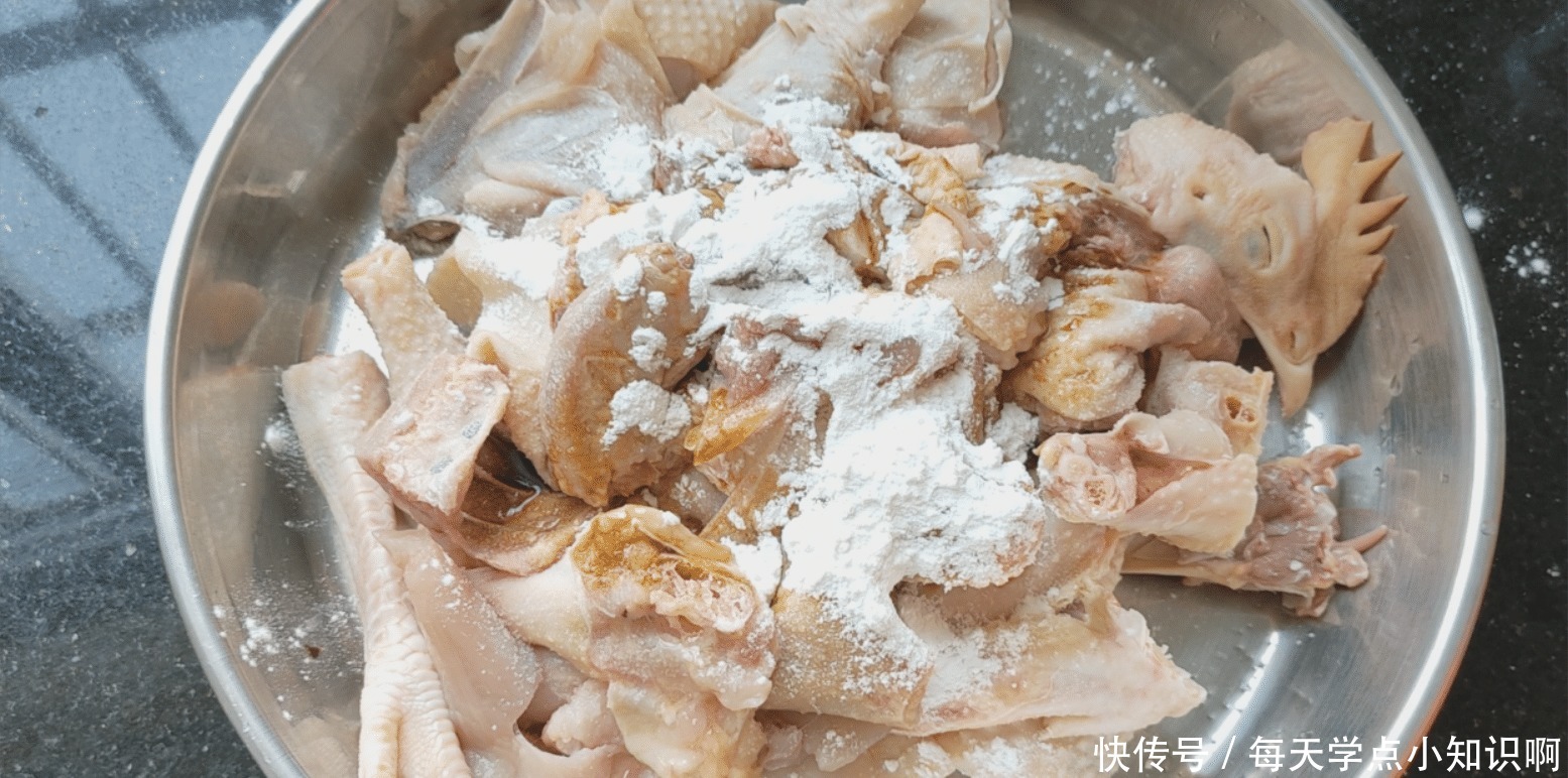 沥干水分|爱吃鸡试试客家一个懒人做法,滋补又好吃,3斤出锅汁都吃光光