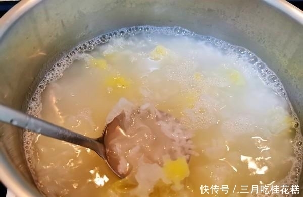 冰清玉洁|冰清玉洁银耳，红的发紫的紫薯，这锅粥必须好吃又顺口