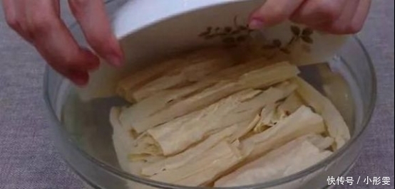 往里面加入|腐竹最好别“直接加水”泡发!总有人做错,导致腐竹软硬不一致