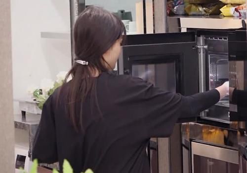 郑爽|郑爽分享泡面小窍门,多加一步味道更香,网友:看饿了,太馋人