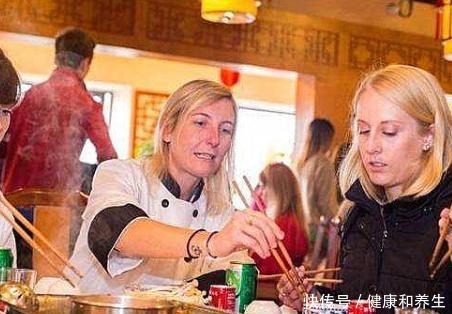 男题|中餐美国爆火,新发明“筷叉”解决美国人吃中餐男题,吃货福音