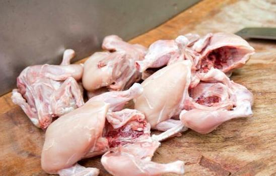 做法|炖鸡时,直接炖还是先焯水?教你正确做法,鸡肉鲜嫩入味