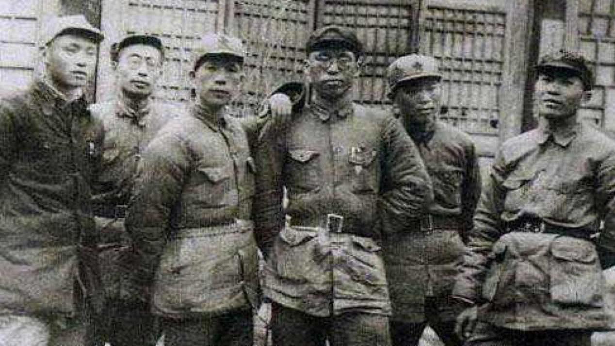 士兵|红军女兵给首长敬礼,首长却将她击毙,得知真相后士兵拍手叫绝