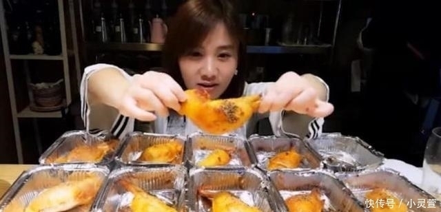 看起来很|密子君直播吃30个鸡翅包饭,镜头拉远后,食物“变形”了