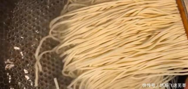 分钟|速成版葱油面,取葱一份,不蒸不炒,3分钟出锅