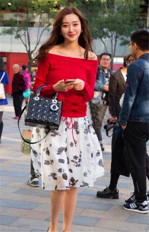 衬衫|街拍:小姐姐紫色衬衫搭配黑白豹纹的短裙,时尚又很有个性