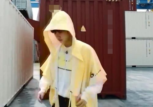 R1SE|同样是R1SE成员,《跑男》给周震南何洛洛的头衔却不同,分的挺明显