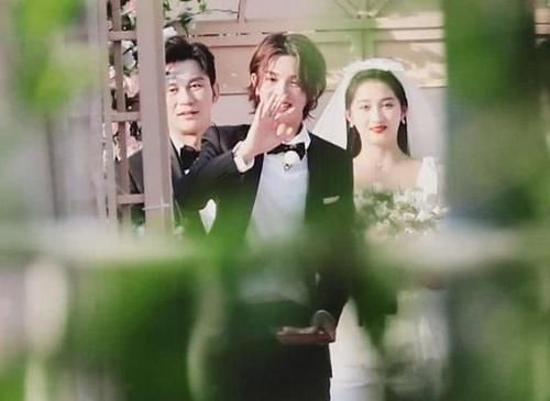  西装|蔡徐坤穿西装，杨颖穿婚纱，看不出有年龄差，而关晓彤又被坑了