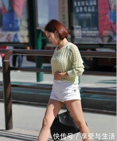  高度|小个子美女穿短裤配厚底鞋, 照样美出新高度, 一点不逊色高个美女