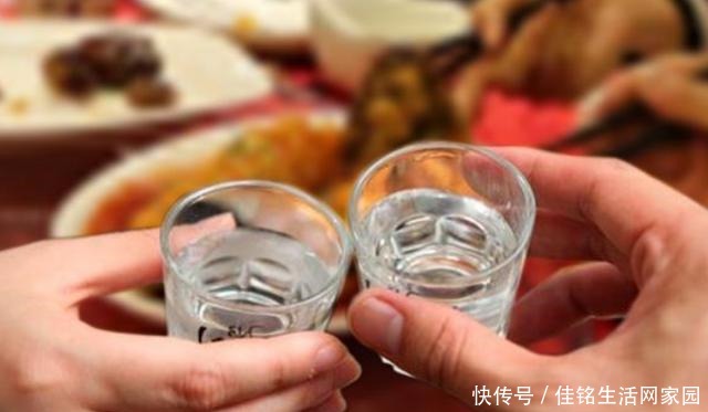 人都|你还在酒桌上拼命喝酒结交人脉这3点原因,让你认清所谓的人脉