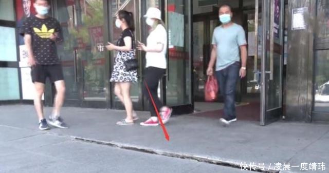  推卸责任|大妈在1楼门口摔倒，怒向超市要赔偿，负责人我们开在2楼