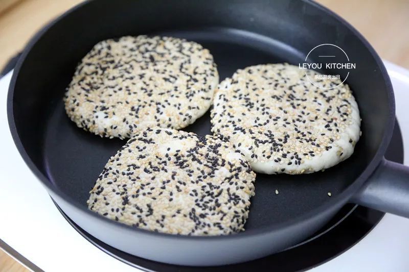 全家人|1斤面粉做6个烧饼,不油不腻,平底锅就能做,刚好全家人的早餐