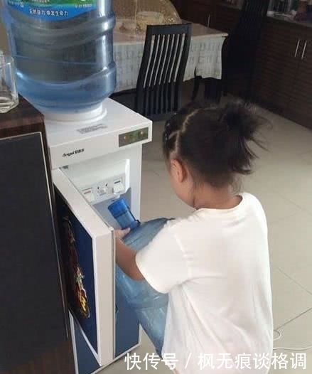 喝水|你这样喝水是不是太夸张了,不能买个水杯吗