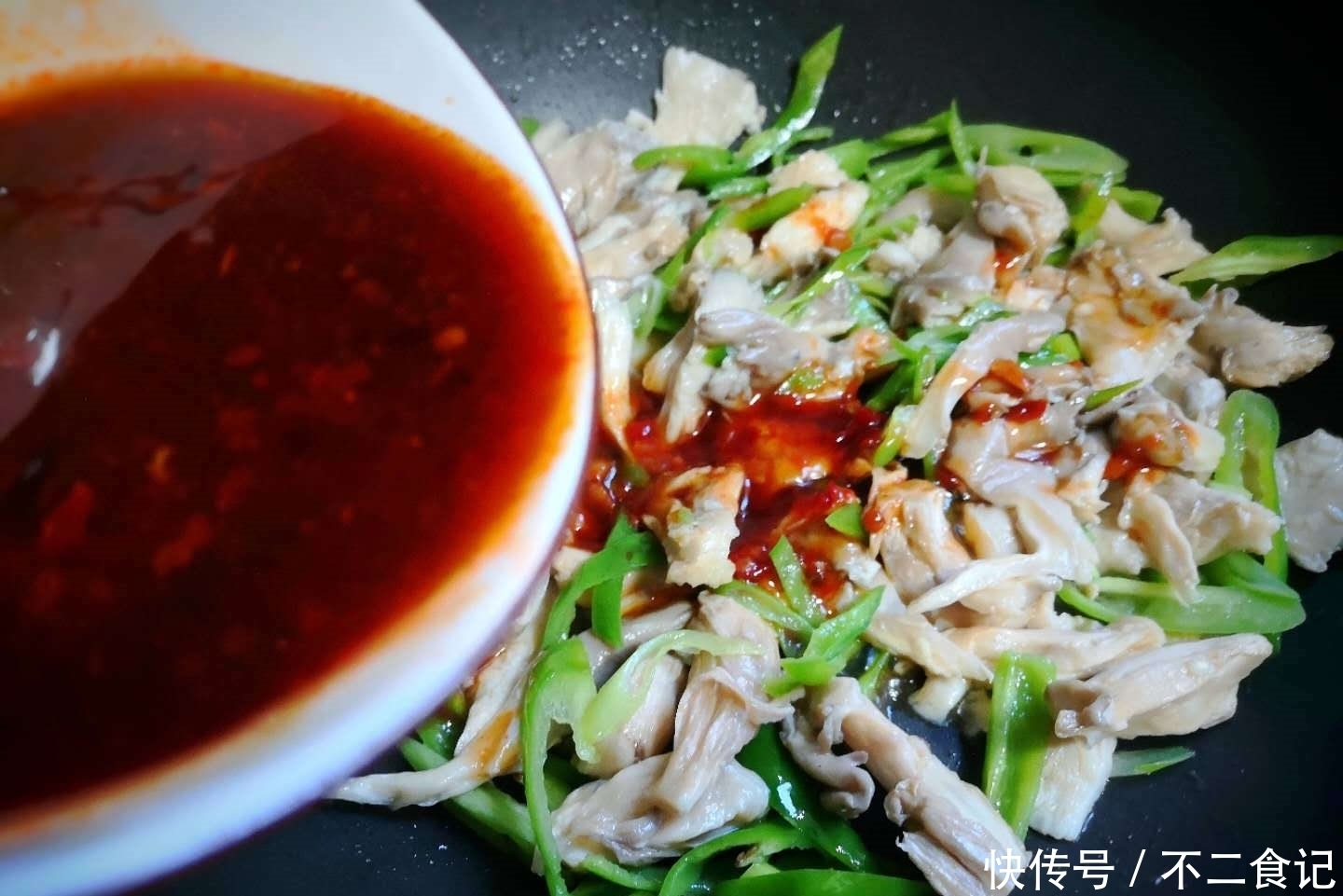 孩子|秋季,孩子宁可不吃肉,也想吃这菜,比吃肉过瘾,三两下吃光一盘