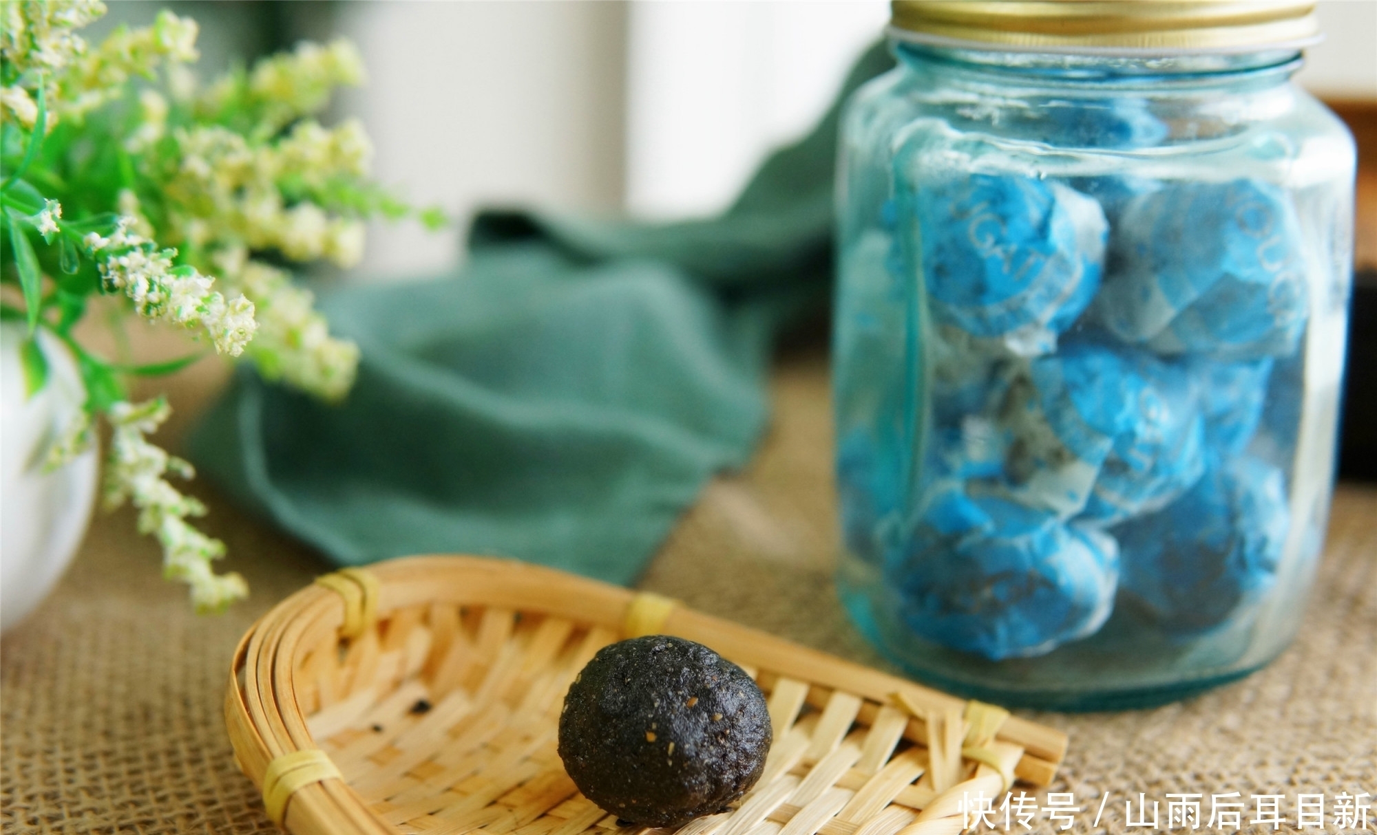 黑芝麻|1碗黑芝麻,3勺蜂蜜,搓一搓做“黑芝麻丸”,1元1颗,头发黑又亮