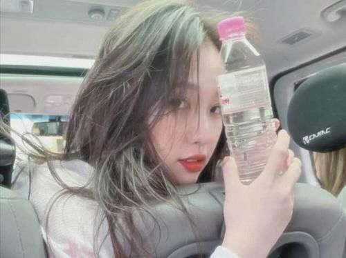 周梓|青你2虞书欣手拿生鱼放入煎锅,谁注意到周梓倩的反应太真实了