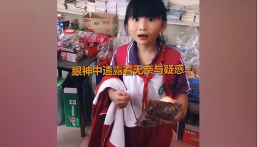 瞬间|小女孩校门外买零食偶遇妈妈,眼神瞬间变疑惑,网友:这是心虚了