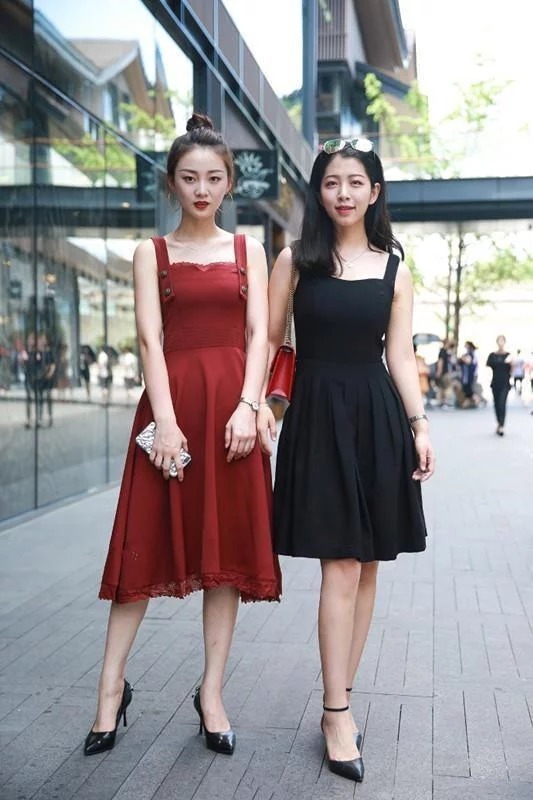 姐妹花|街拍:红黑姐妹花,身穿木耳长裙,展现高挑身段