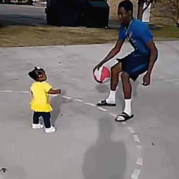 怪不得|搞笑GIF：怪不得打篮球那么好呢？这么小就开始学习了啊！