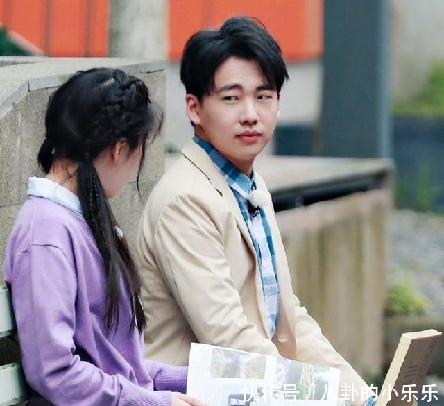 麒麟|郭麒麟录制《跑男8》,见他与女嘉宾走路时举动,教养装不出来的