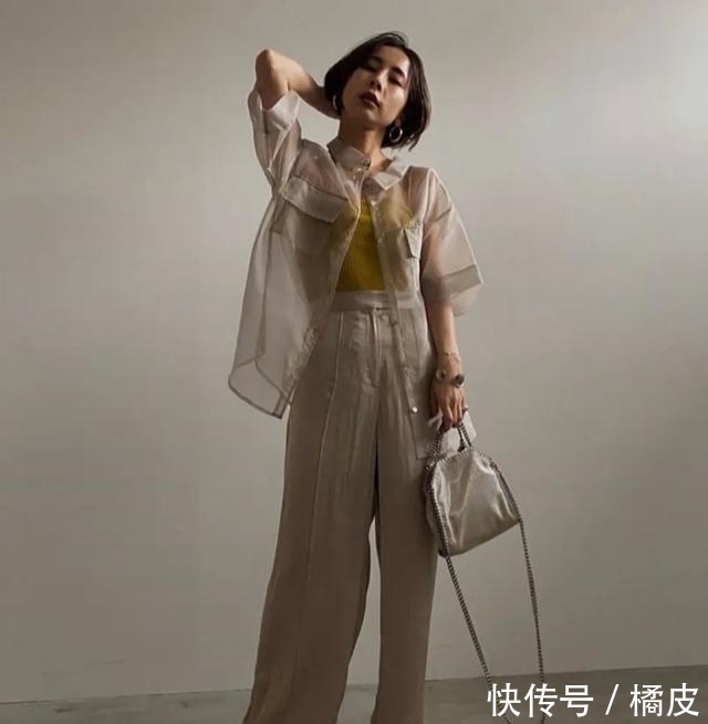 早秋|为什么日本女人都喜欢穿“透视衬衫”?夏末早秋的时髦,全靠它撑