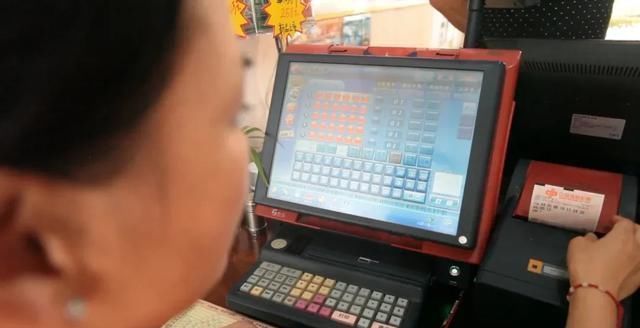 岑巩|岑巩一位彩民连续一年“死守”一组号码，最终893万大奖花落他家