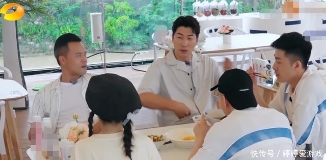 衣物|赵丽颖《中餐厅》暴露生活坏习惯,多次晚起床,房间邋遢衣物乱放