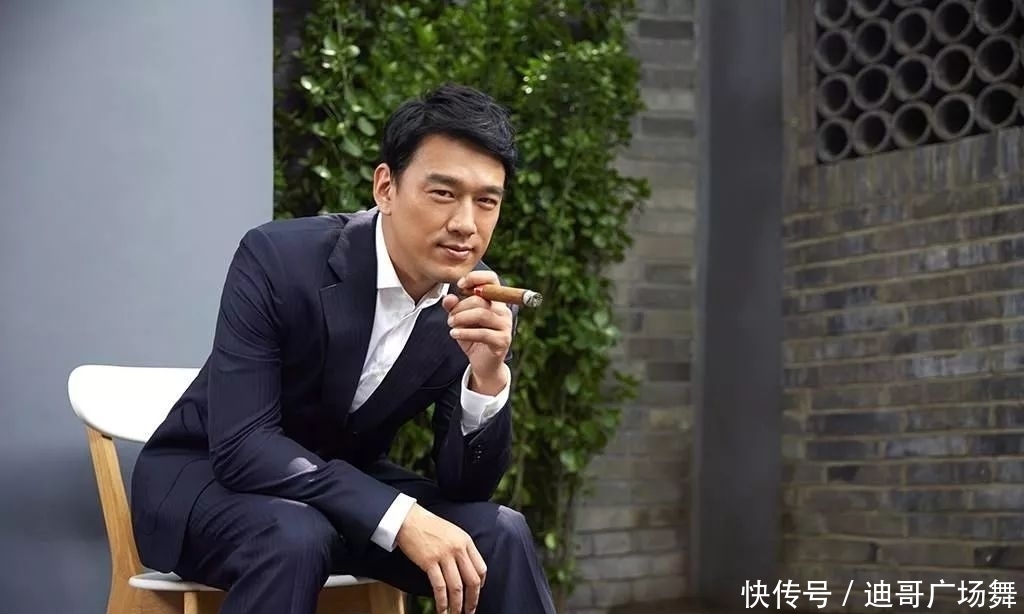 张嘉译|继靳东,雷佳音,张嘉译之后,又一位大器晚成的中年大叔霸屏