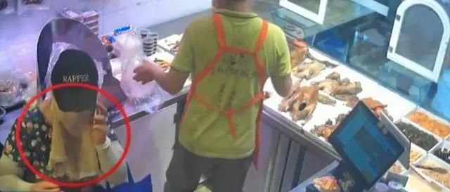 裤子|女士拿了只鸭子，然后放在衣服的裤子里面，盗窃行为被监控拍下