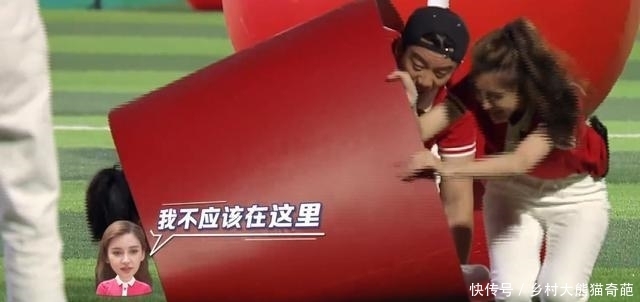  躲开|跑男中张大大对黄龄屡伸“咸猪手”，baby发现后，巧妙躲开