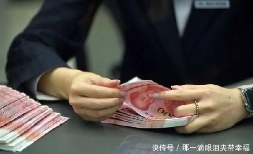 凭空|男子账号上凭空多出1500万，去银行查后，工作人员称可以使用