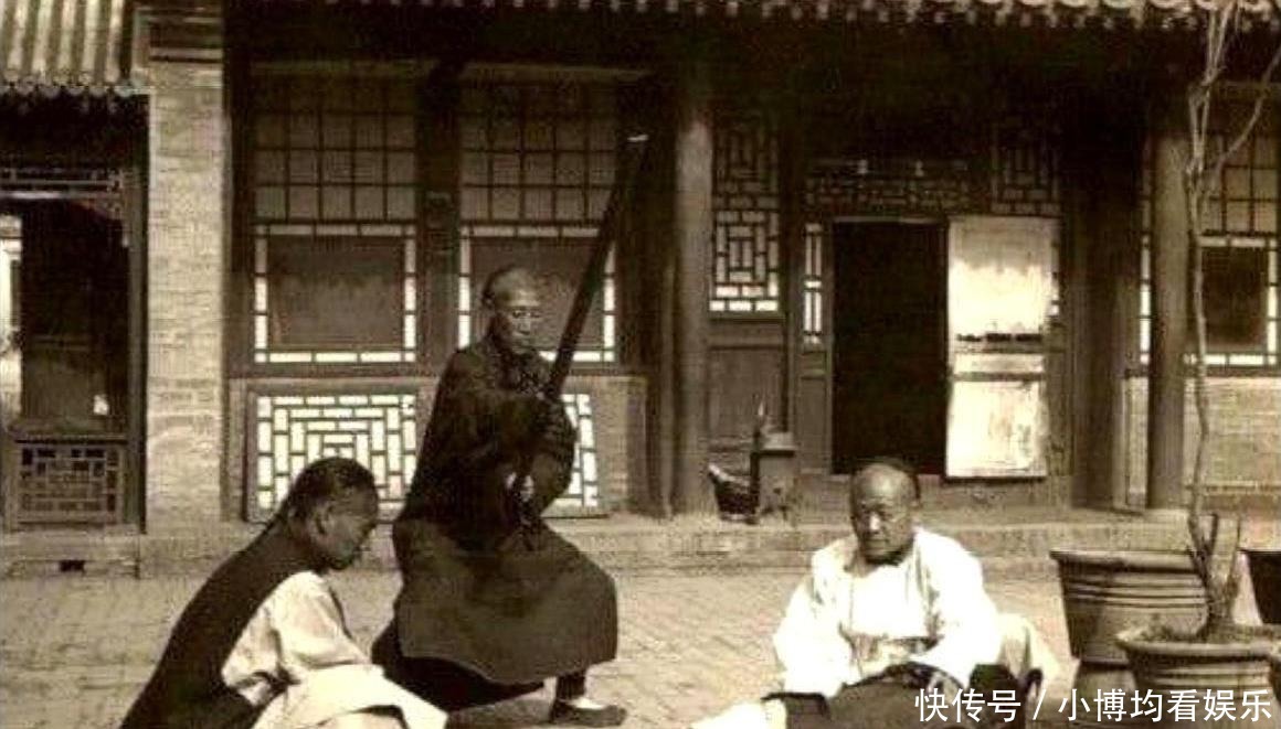 图中是清朝|罕见老照片：民间巨人2米多，离宫的太监又长出了胡子