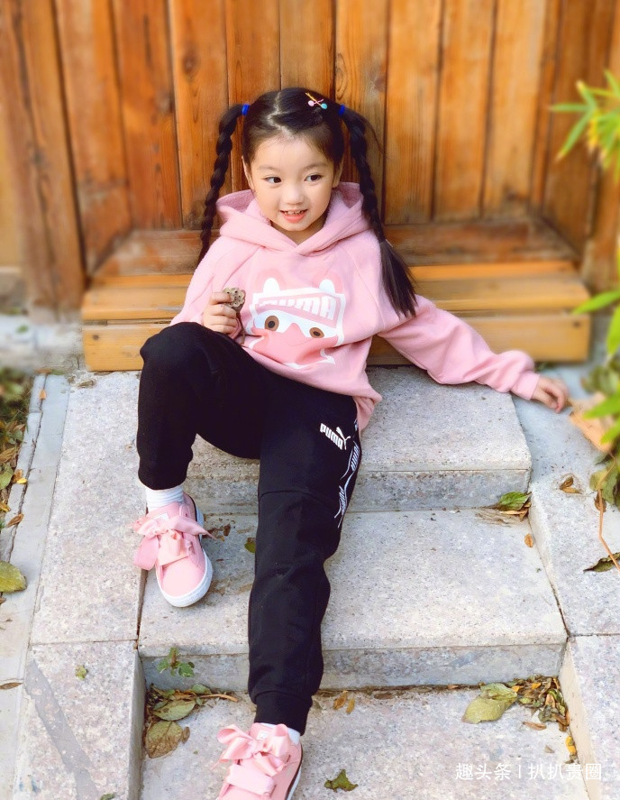 运动|阿拉蕾近照曝光太可爱,大眼睛会说话,一字马站立柔韧性超好