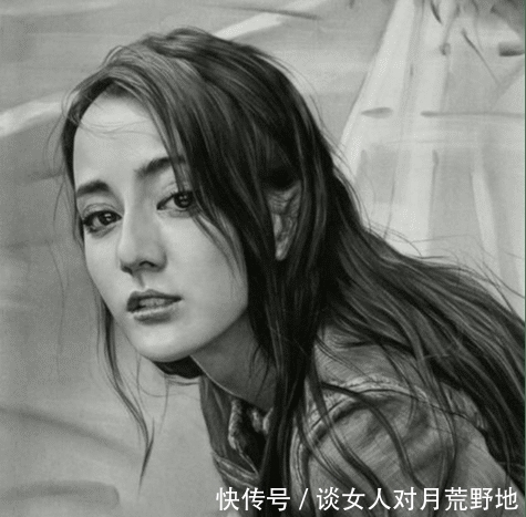 放大|他画下张雨绮在戏水，让冷军看出神了，放大20倍知道原因！