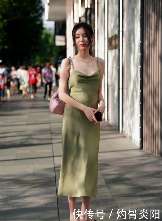 柔美|175身高的小姐姐,穿细吊带连衣长裙,配上平底鞋更显高挑柔美